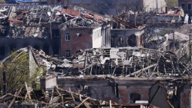 Imaginea zilei: Cum îi sfidează o tânără ucraineancă pe ruși, în Mariupolul devastat de bombardamente